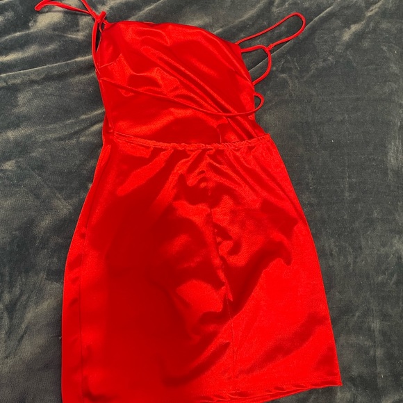 Red satin backless dress - Picture 2 of 5